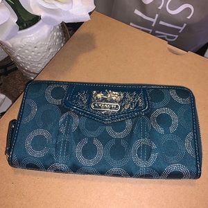 Coach Classico Logo Accordion Zip around wallet